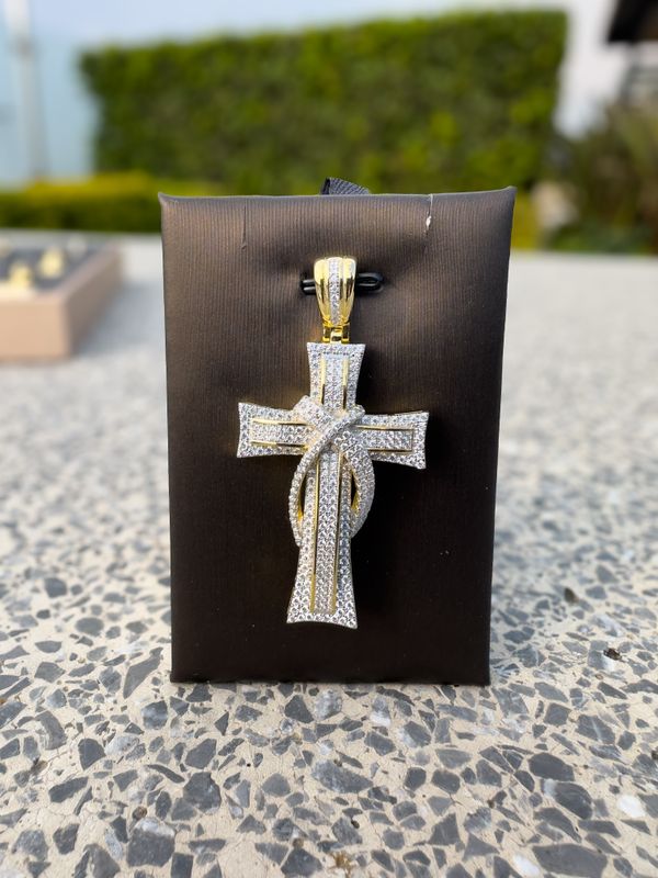 Cruz Diamantada en Plata Italiana 925 con Baño de Oro 14k – Brillo y Presencia