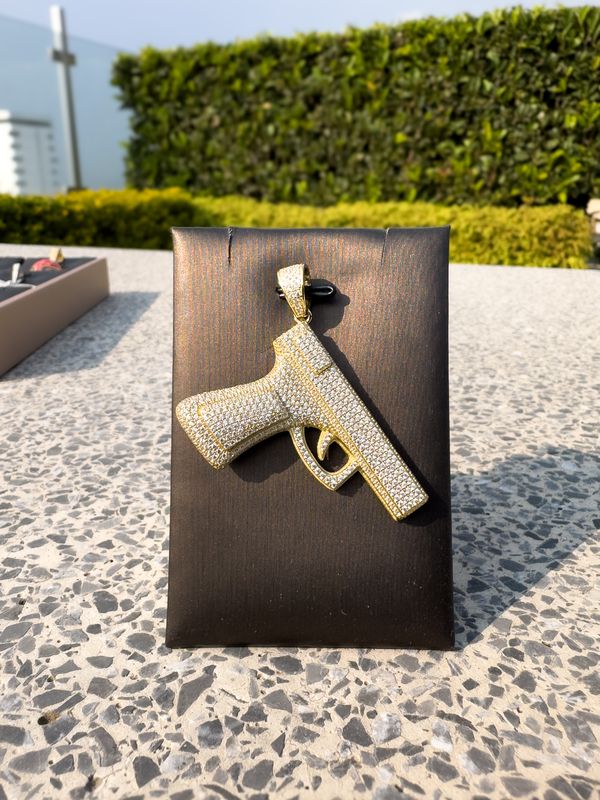 Dije Pistola Diamantada en Plata 925 con Baño de Oro 14k