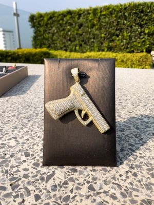 Dije Pistola Diamantada en Plata 925 con Baño de Oro 14k