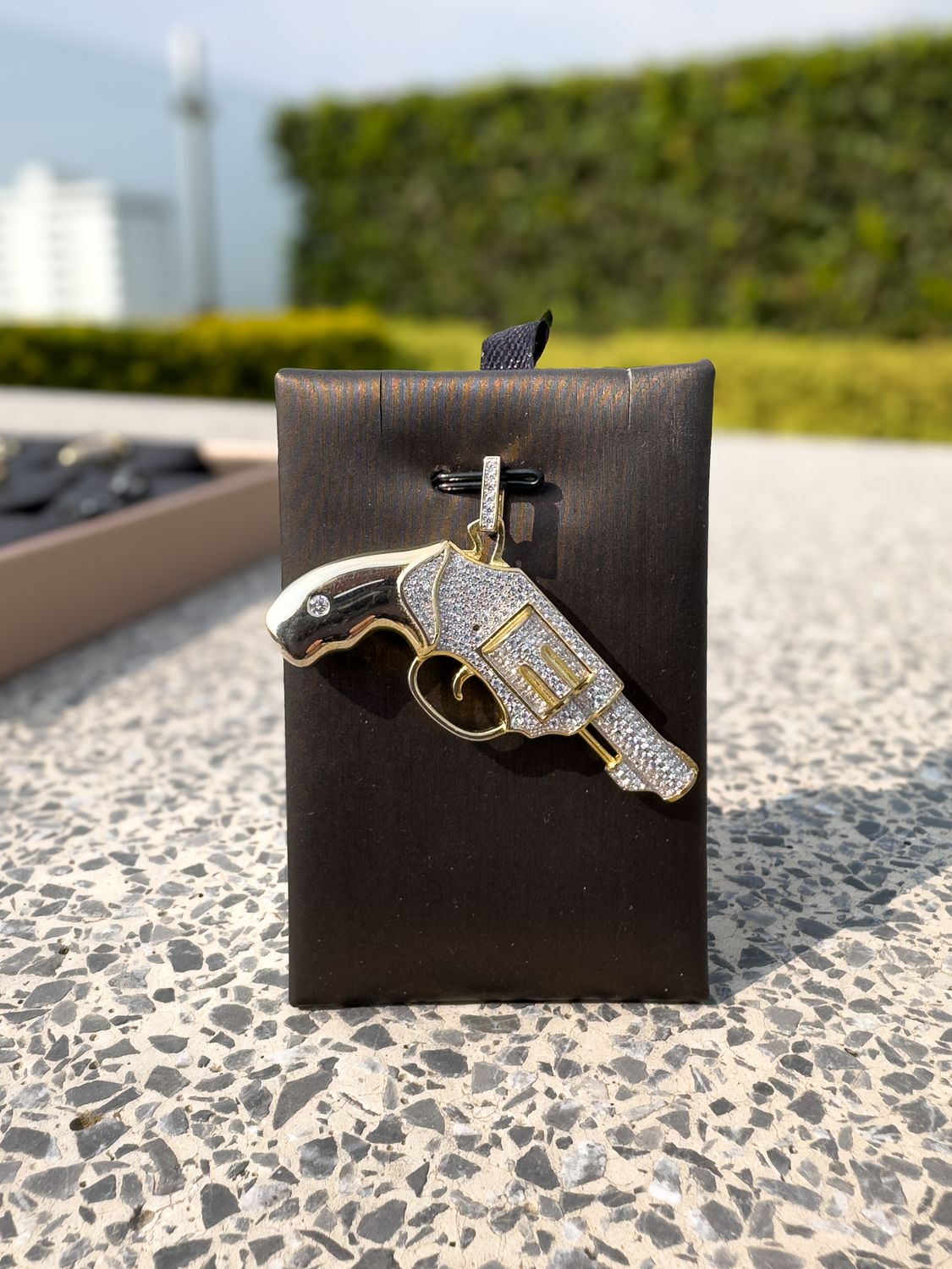 Dije de Revólver en Plata 925 con Baño de Oro 14k