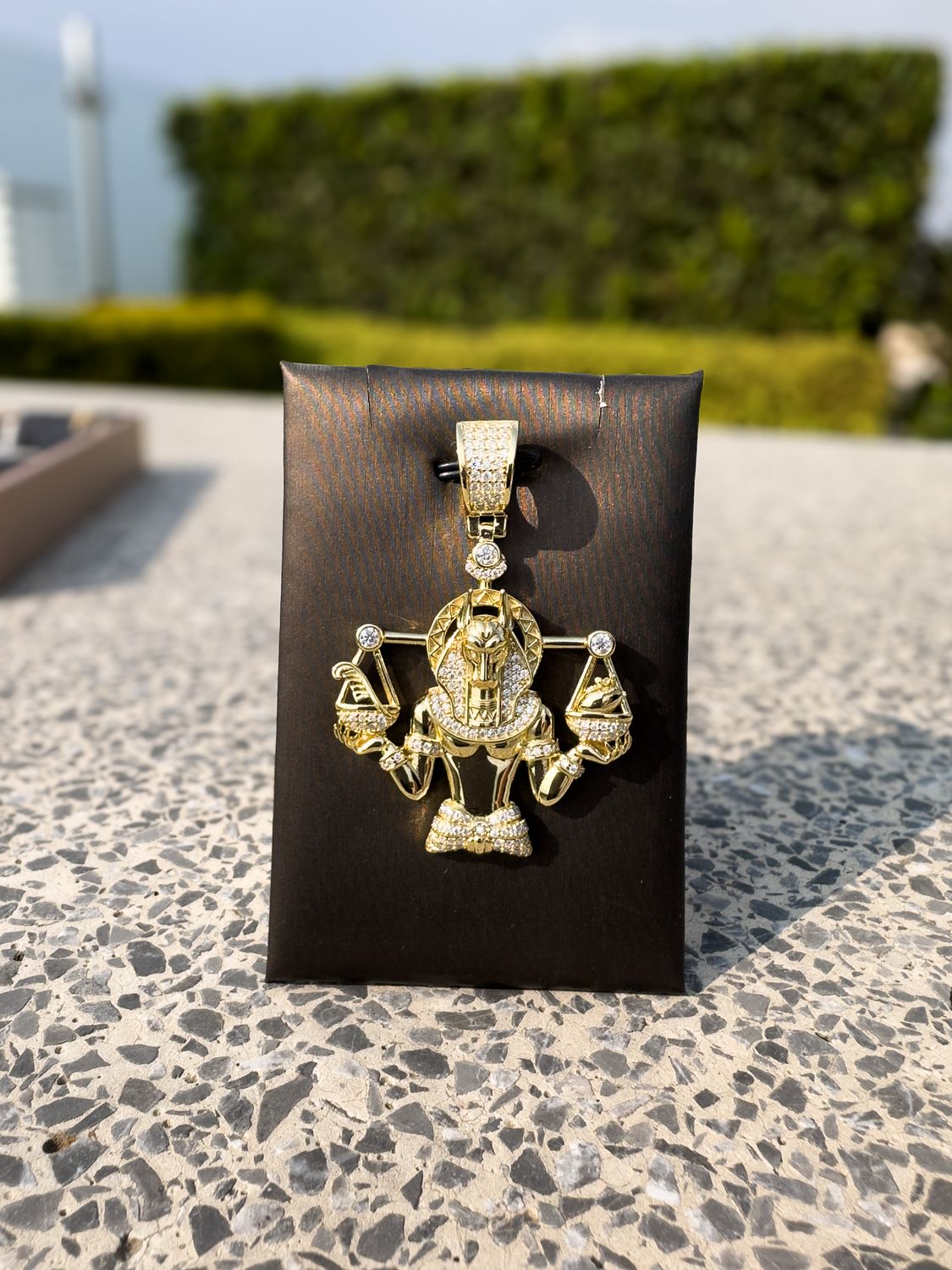 Dije Perro de Anubis en Plata 925 con Moissanita y Baño de Oro 14k