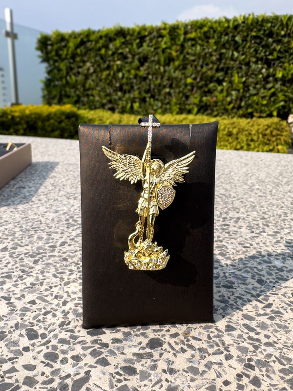 Dije San Miguel Arcángel en Plata 925 con Moissanita y Baño de Oro 14k
