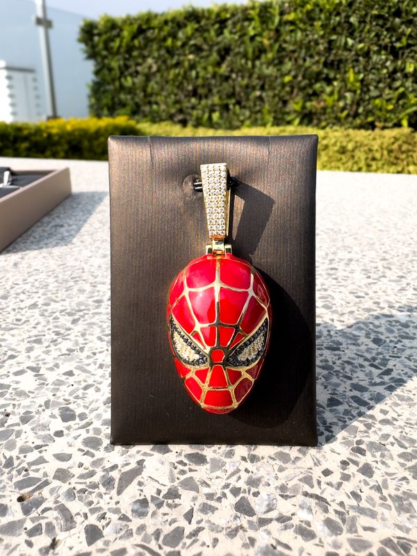 Dije Spiderman en Plata 925 con Moissanita y Baño de Oro 14k