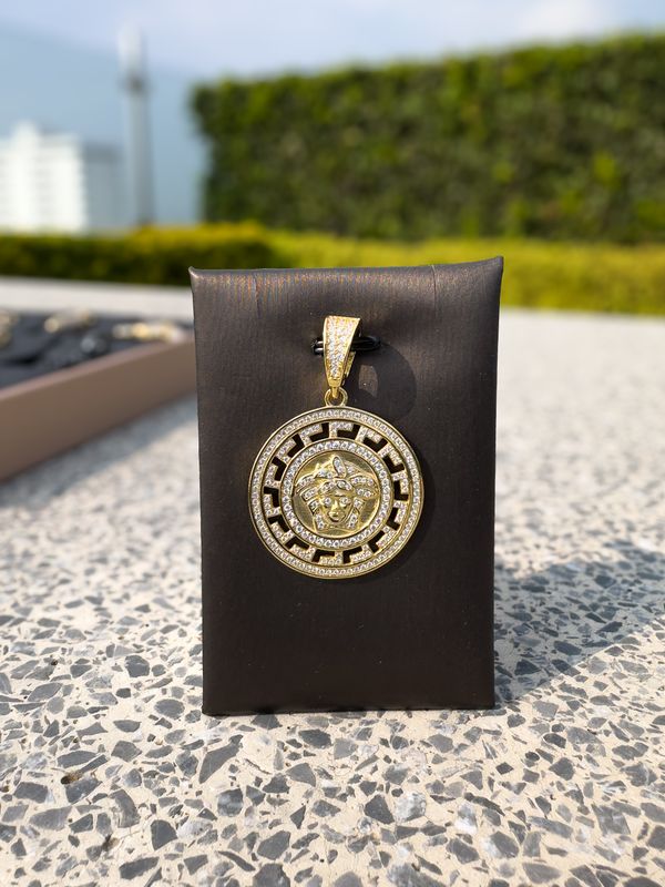 Dije Versace en Plata 925 con Baño de Oro 14k