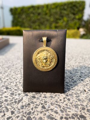 Dije Versace en Plata 925 con Baño de Oro 14k