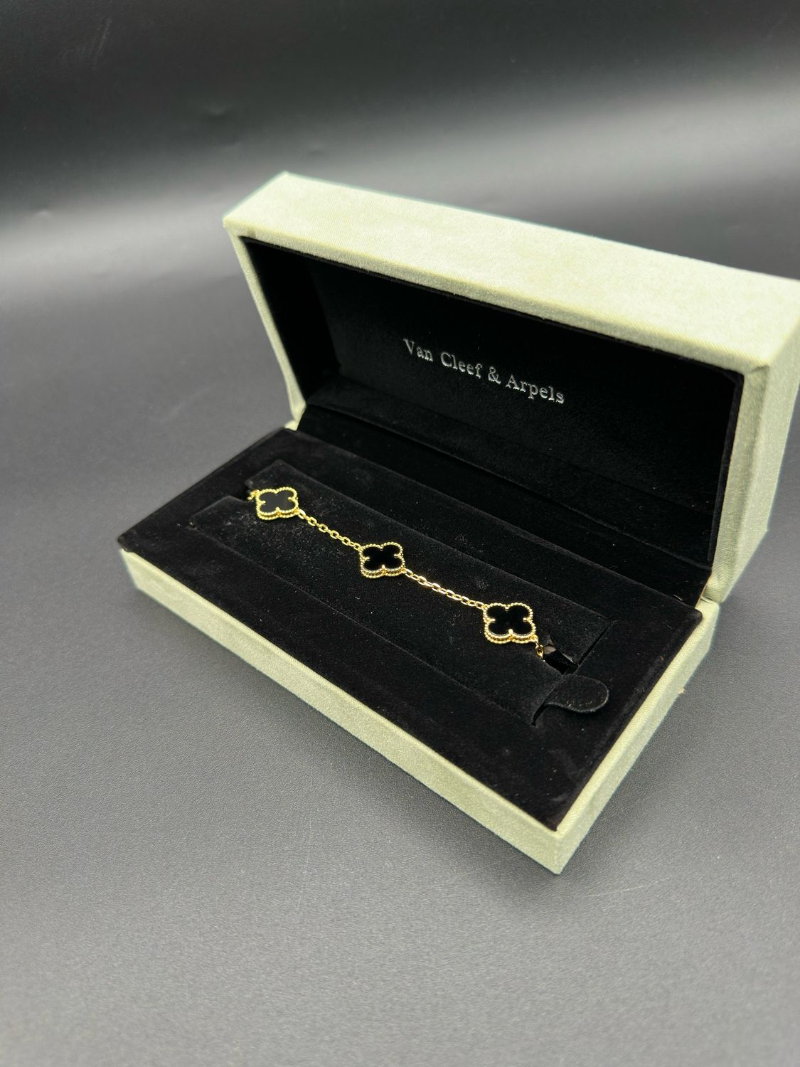Pulsera Trébol Negra Estilo Van Cleef en Plata 925 con Baño de Oro 18k - 18cm