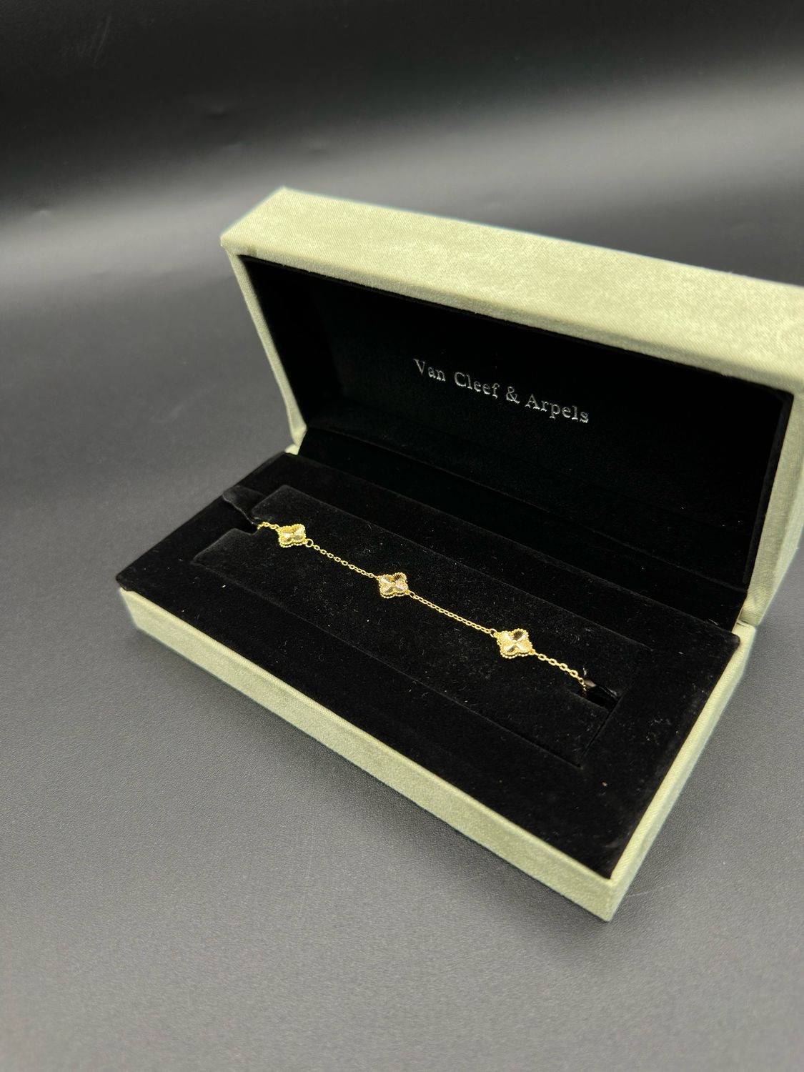 Pulsera Trébol Full Dorado 9mm Estilo Van Cleef en Plata 925 con Baño de Oro 18k – 18cm
