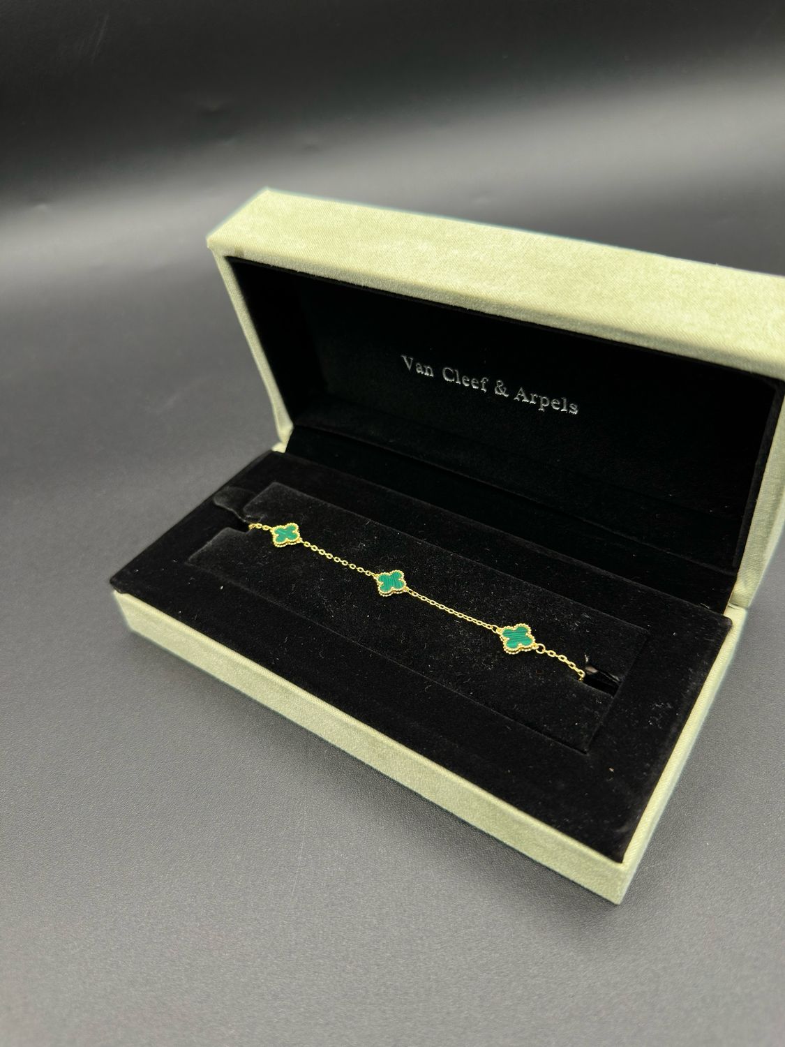 Pulsera Trébol Verde 9mm Estilo Van Cleef en Plata 925 con Baño de Oro 18k – 18cm