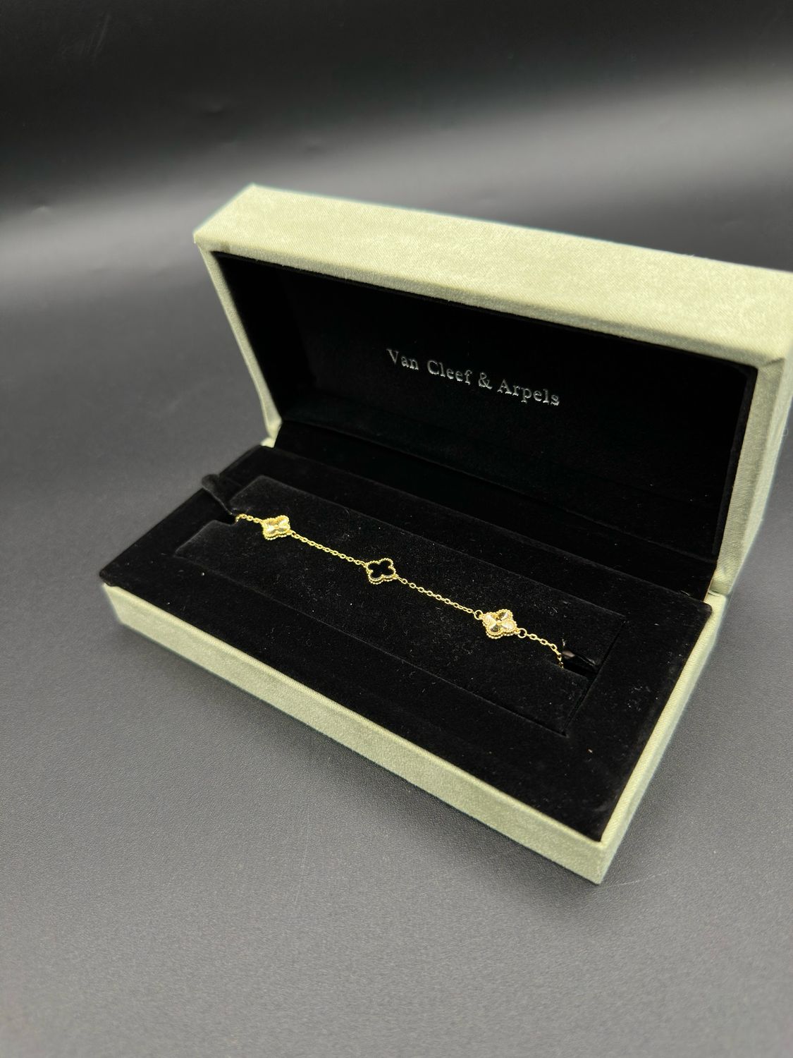Pulsera Trébol Negro y Dorado 9mm Estilo Van Cleef en Plata 925 con Baño de Oro 18k – 18cm
