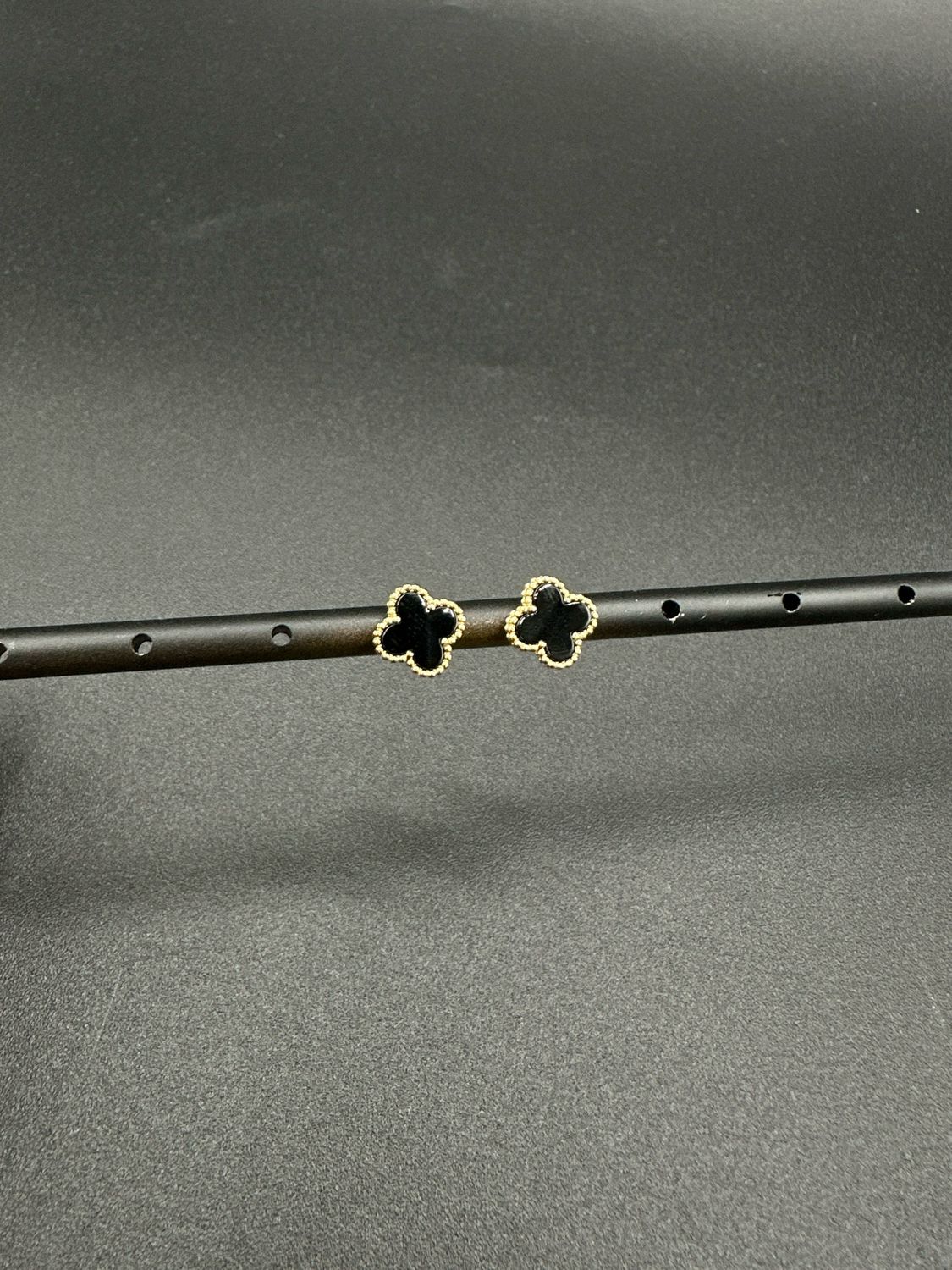 Aretes Trébol Negro – Estilo Van Cleef en Plata 925 con Baño de Oro 18k (9mm)
