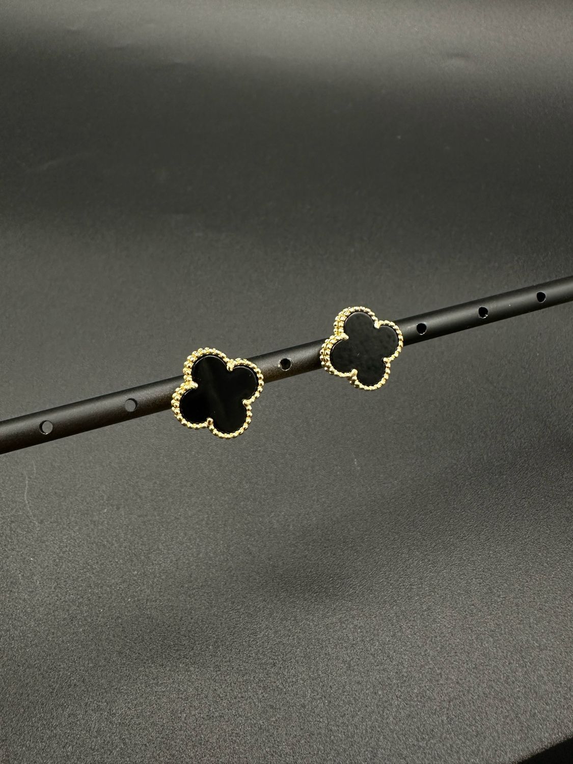 Aretes Trébol Negro – Estilo Van Cleef en Plata 925 con Baño de Oro 18k (15mm)