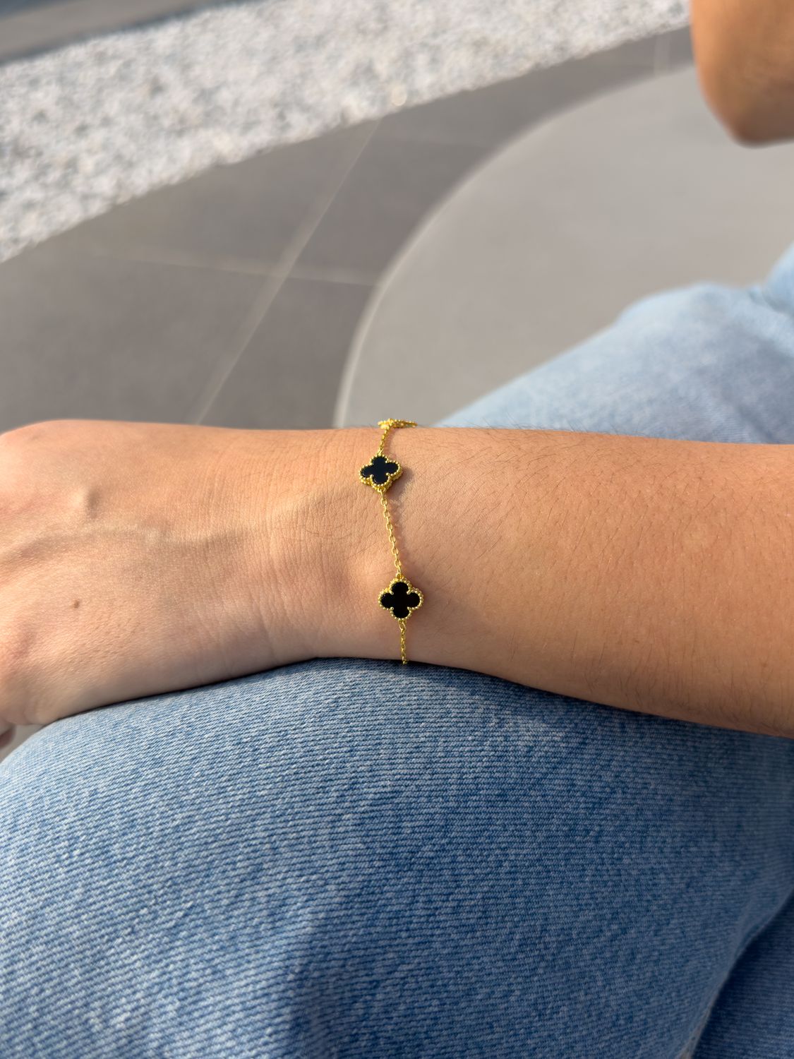 Pulsera Trébol Negra 9mm Estilo Van Cleef en Plata 925 con Baño de Oro 18k – 18cm