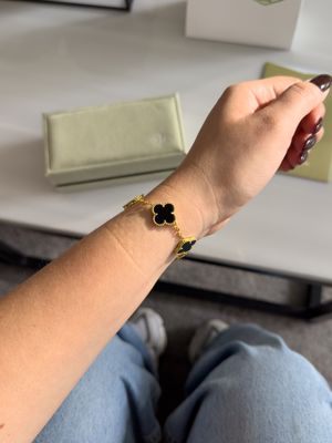 Pulsera Trébol Negra 15mm Estilo Van Cleef en Plata 925 con Baño de Oro 18k – 18cm
