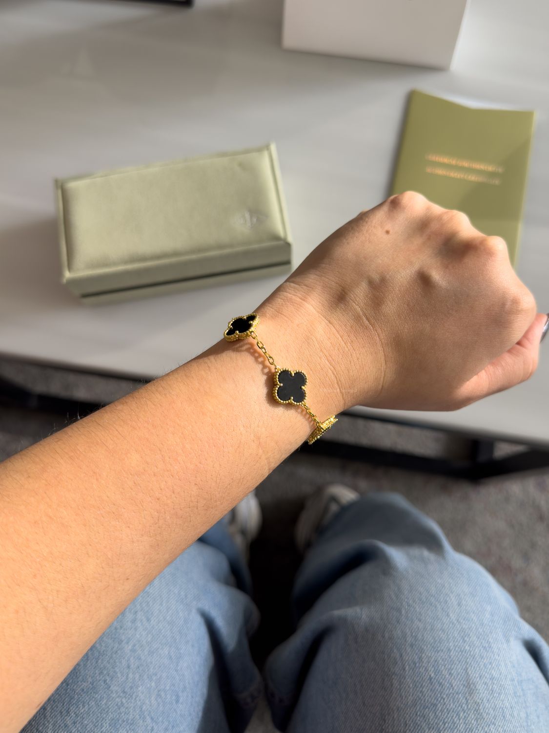 Pulsera Trébol Negra 15mm Estilo Van Cleef en Plata 925 con Baño de Oro 18k – 18cm