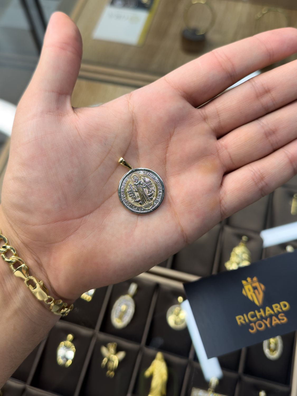 Dije de San Benito en Oro Italiano 10k – 3.4cm de Alto