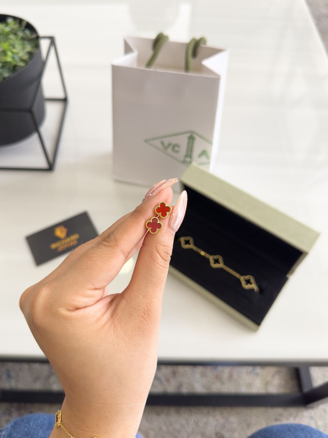 Aretes Estilo Van Cleef &amp; Arpels en Plata 925 con Baño de Oro 18k – Trébol Rojo de 9mm
