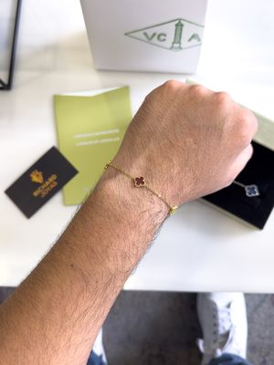 Pulsera Estilo Van Cleef &amp; Arpels en Plata 925 con Baño de Oro 18k – Trébol Rojo y Dorado de 9mm