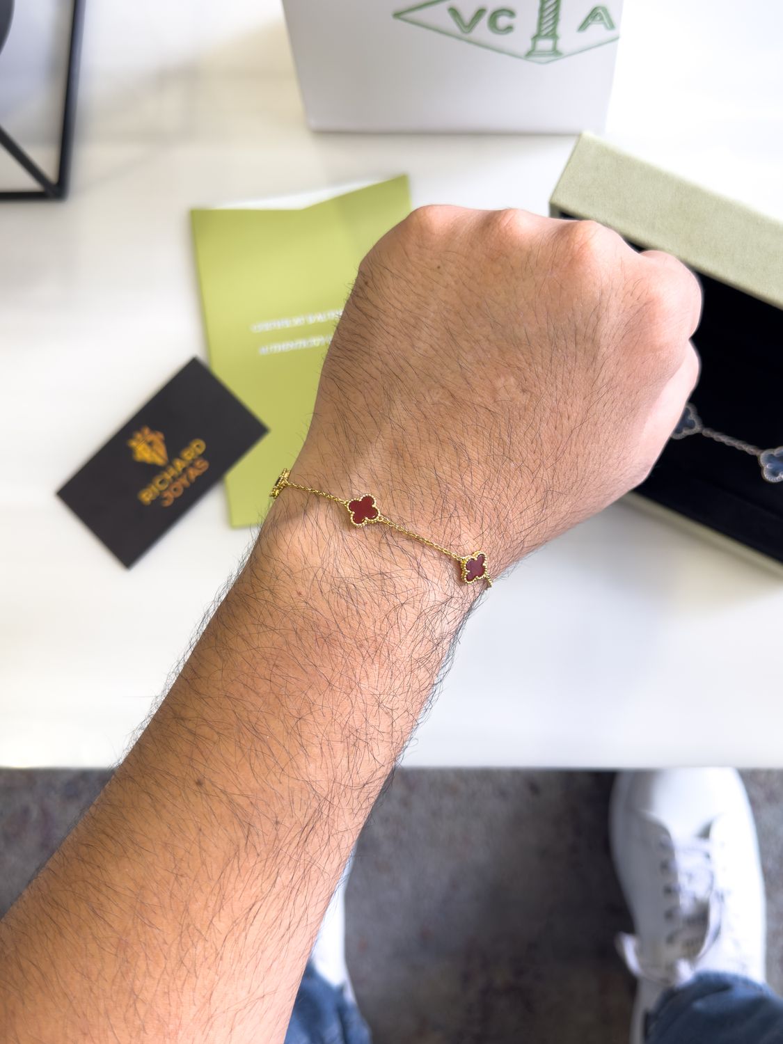 Pulsera Estilo Van Cleef &amp; Arpels en Plata 925 con Baño de Oro 18k – Trébol Rojo de 9mm X 21cm