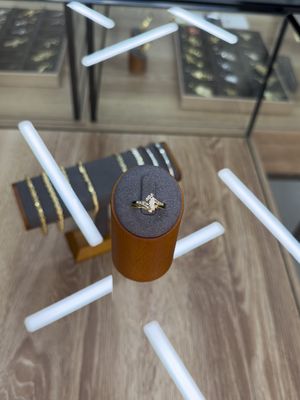 Anillo de Compromiso en Oro 10k con Diamantes – Talla 7