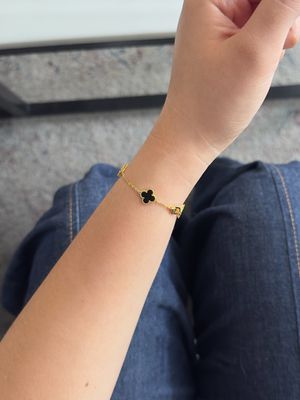 Pulsera Trébol Negro y Dorado 9mm Estilo Van Cleef en Plata 925 con Baño de Oro 18k – 18cm
