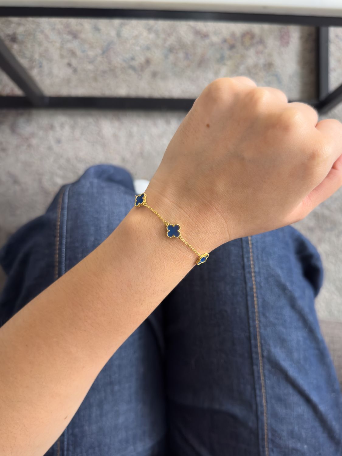 Pulsera Trébol Azul 9mm Estilo Van Cleef en Plata 925 con Baño de Oro 18k – 18cm