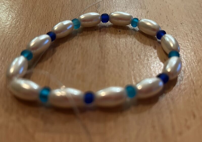 Armband met zoetwaterparels en blauwe kralen