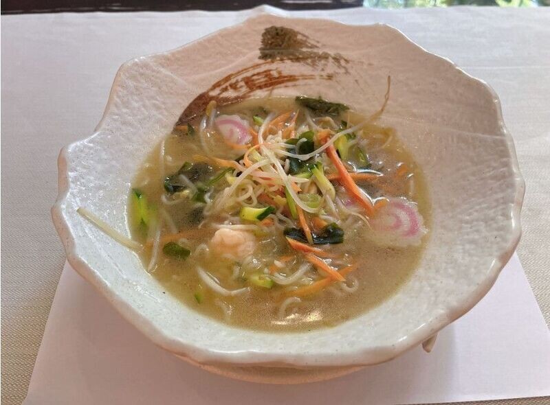 Ramen nel brodo con gamberi e verdura