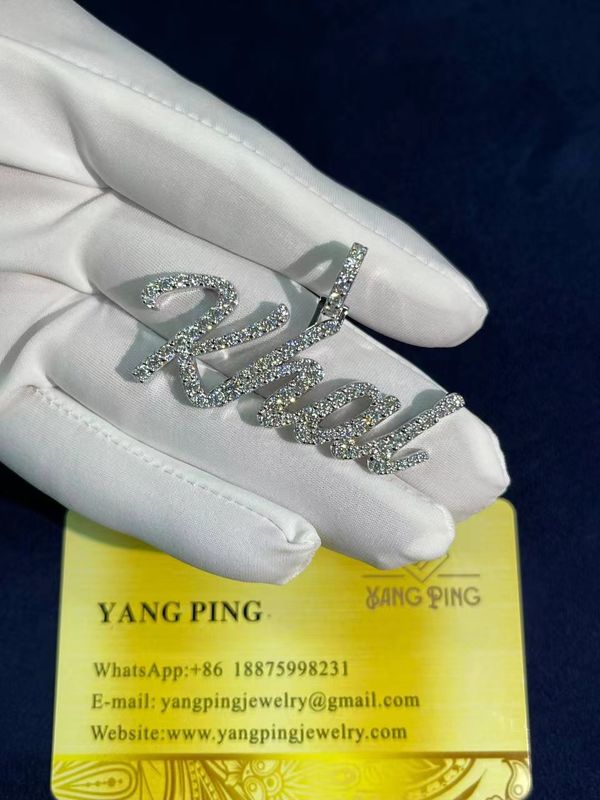 Lady  pendent /  letters pendent