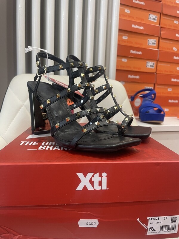 XTI SANDALO ALTO BORCHIE