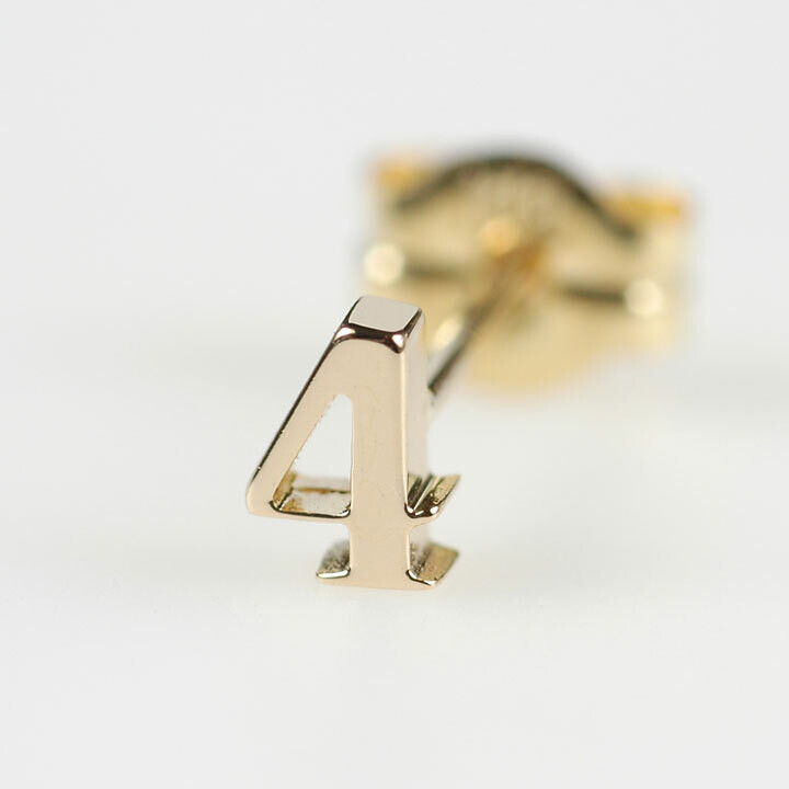 ラッキーナンバー・ピアス［4］