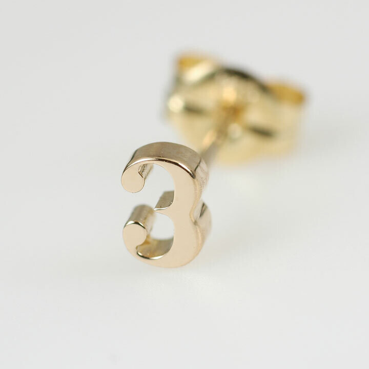 ラッキーナンバー・ピアス［3］