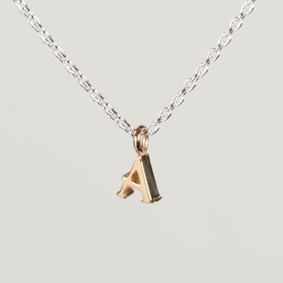 アルファベットのネックレス