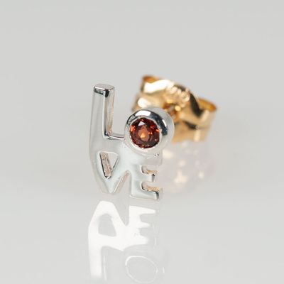 LOVE・シルバー・ピアス［ガーネット］