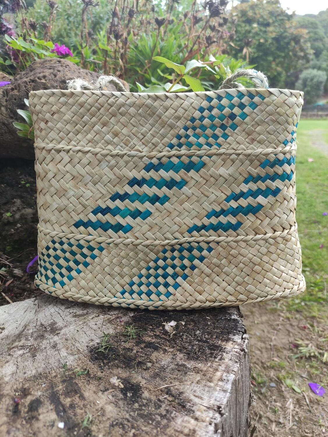 Natural harakeke kete