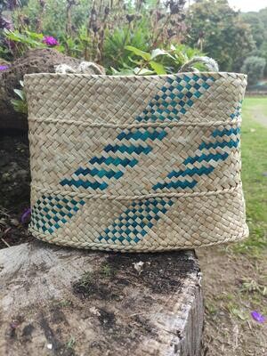 Natural harakeke kete