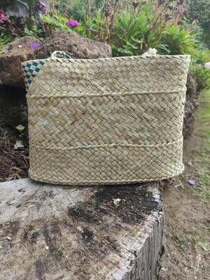 Natural harakeke kete