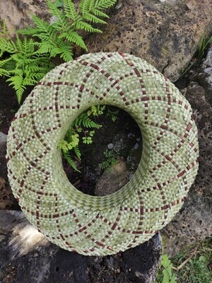 Natural harakeke pōtae with dark brown in brim