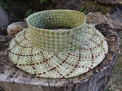 Natural harakeke pōtae with dark brown in brim