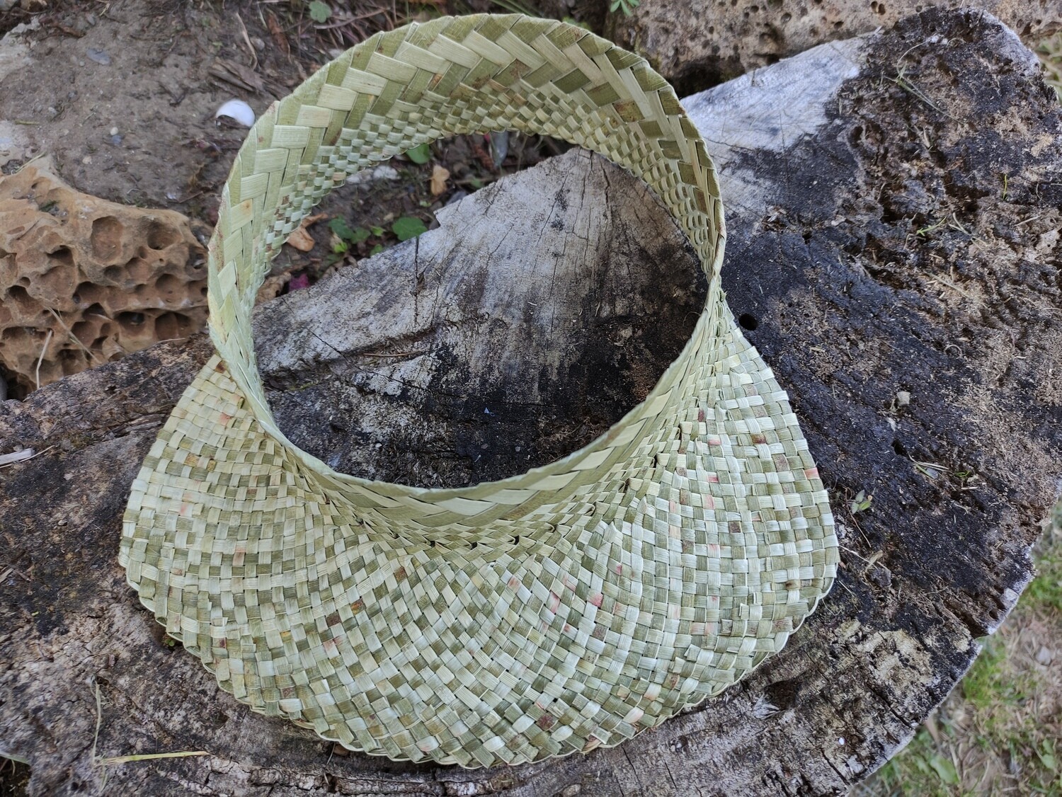 Natural harakeke visor