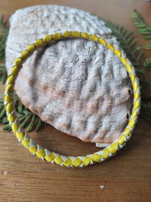 Yellow &amp; natural harakeke bangle - Small fit