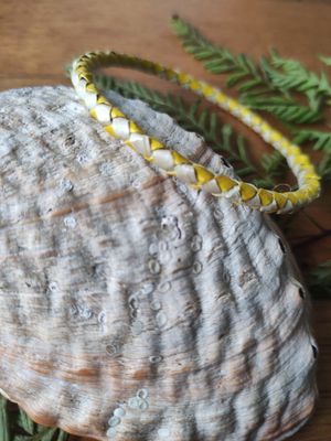 Yellow &amp; natural harakeke bangle - Small fit