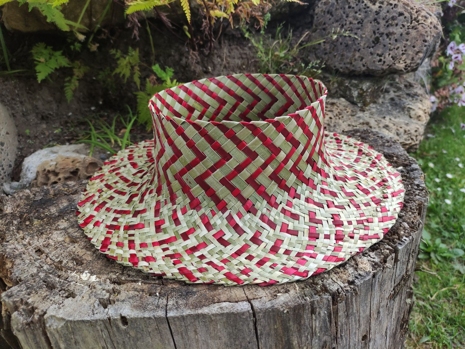 Natural harakeke pōtae with red zigzag pattern