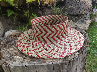 Natural harakeke pōtae with red zigzag pattern