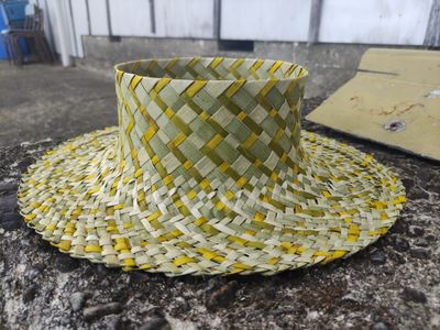 Natural harakeke pōtae with yellow zigzag pattern