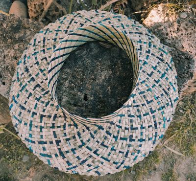 Natural harakeke pōtae with paua coloured line pattern