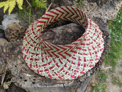 Natural harakeke pōtae with red zigzag pattern