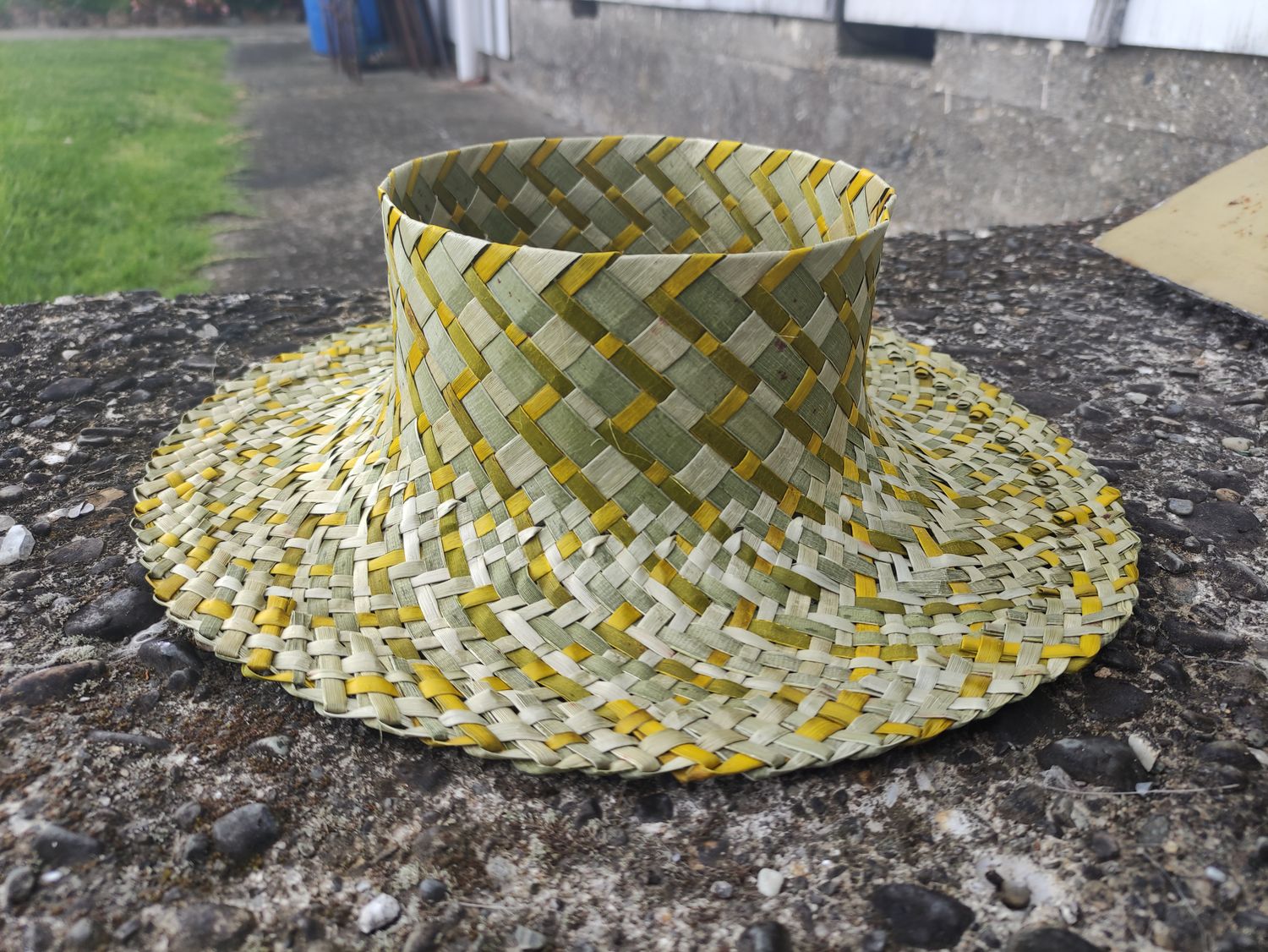 Natural harakeke pōtae with yellow zigzag pattern
