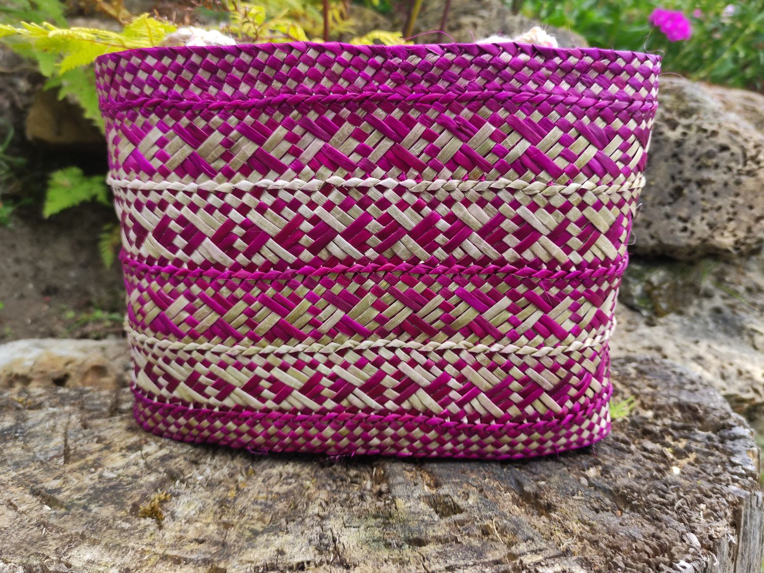 Natural &amp; magenta coloured harakeke kete