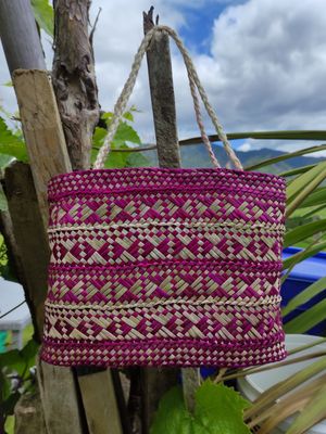 Natural &amp; magenta coloured harakeke kete