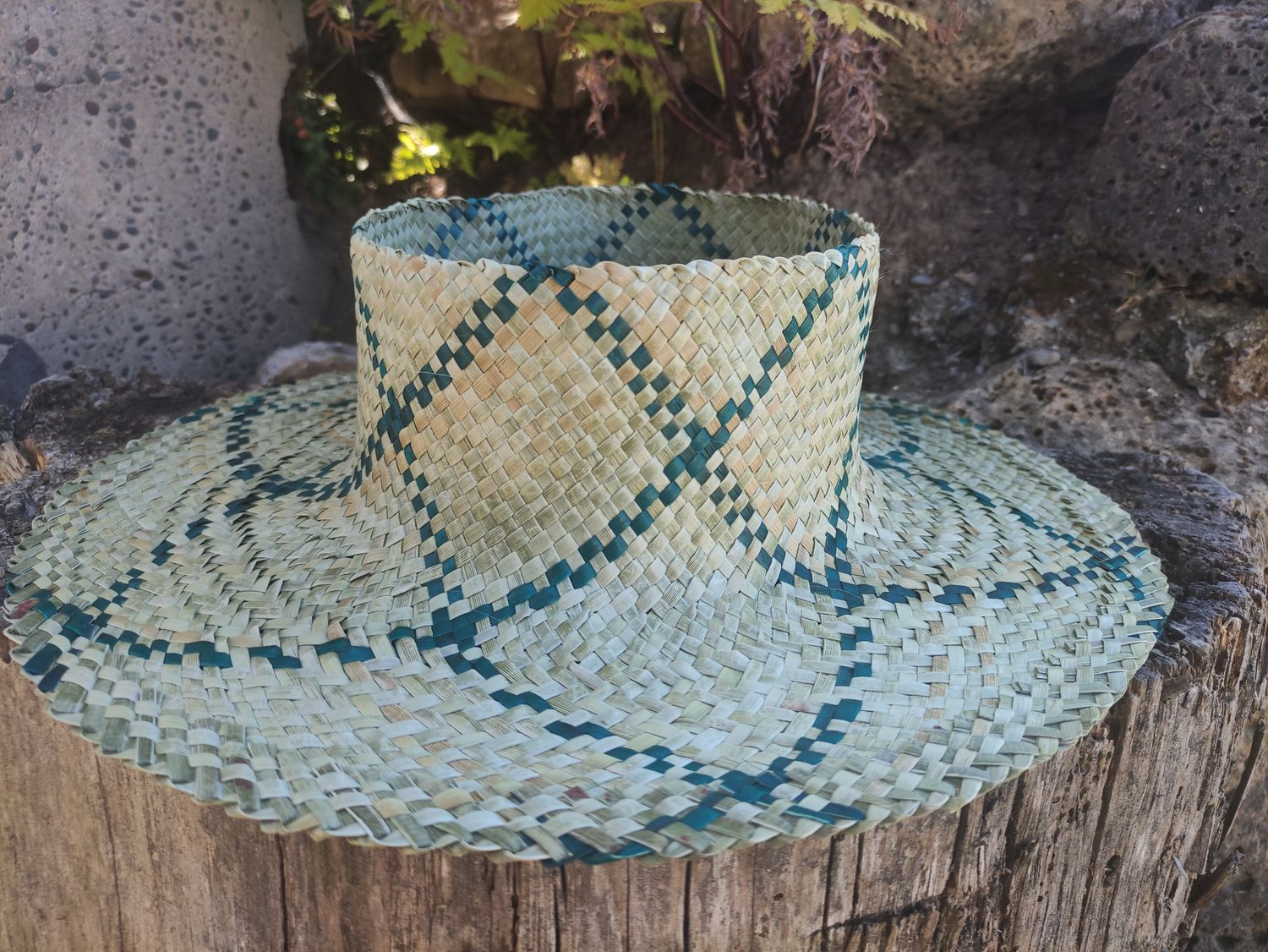Natural &amp; teal harakeke pōtae